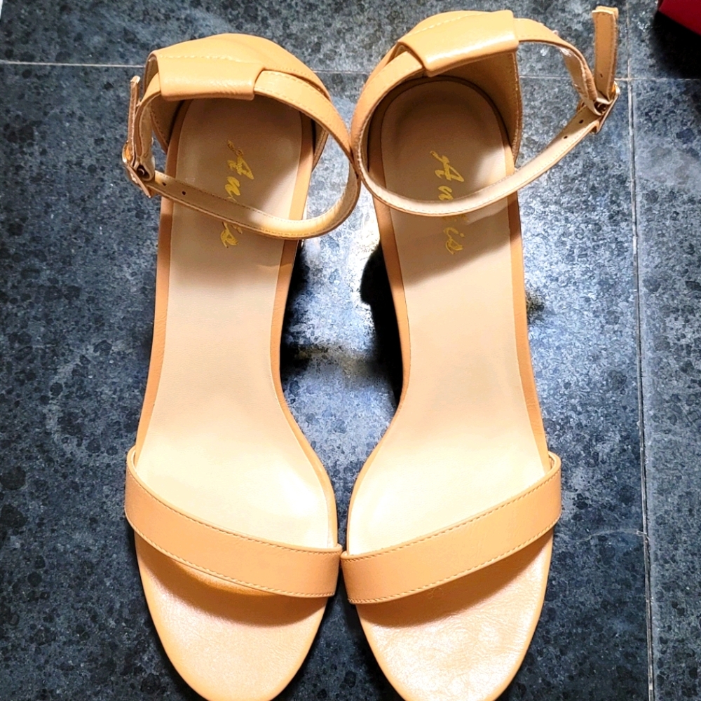 BNew beige High Heels size 9